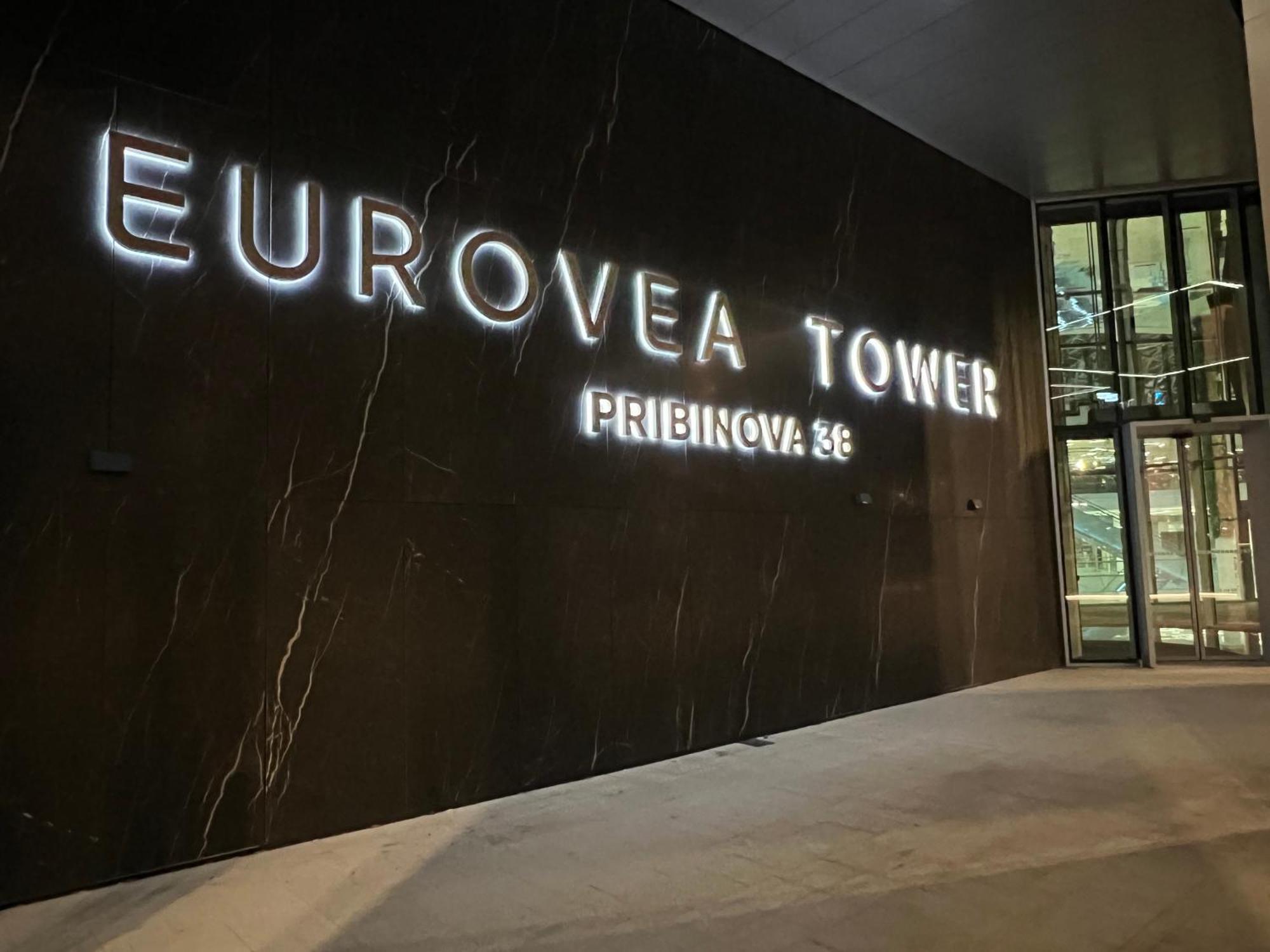 Nikas Eurovea Apartments - Free Parking Bratislava Luaran gambar