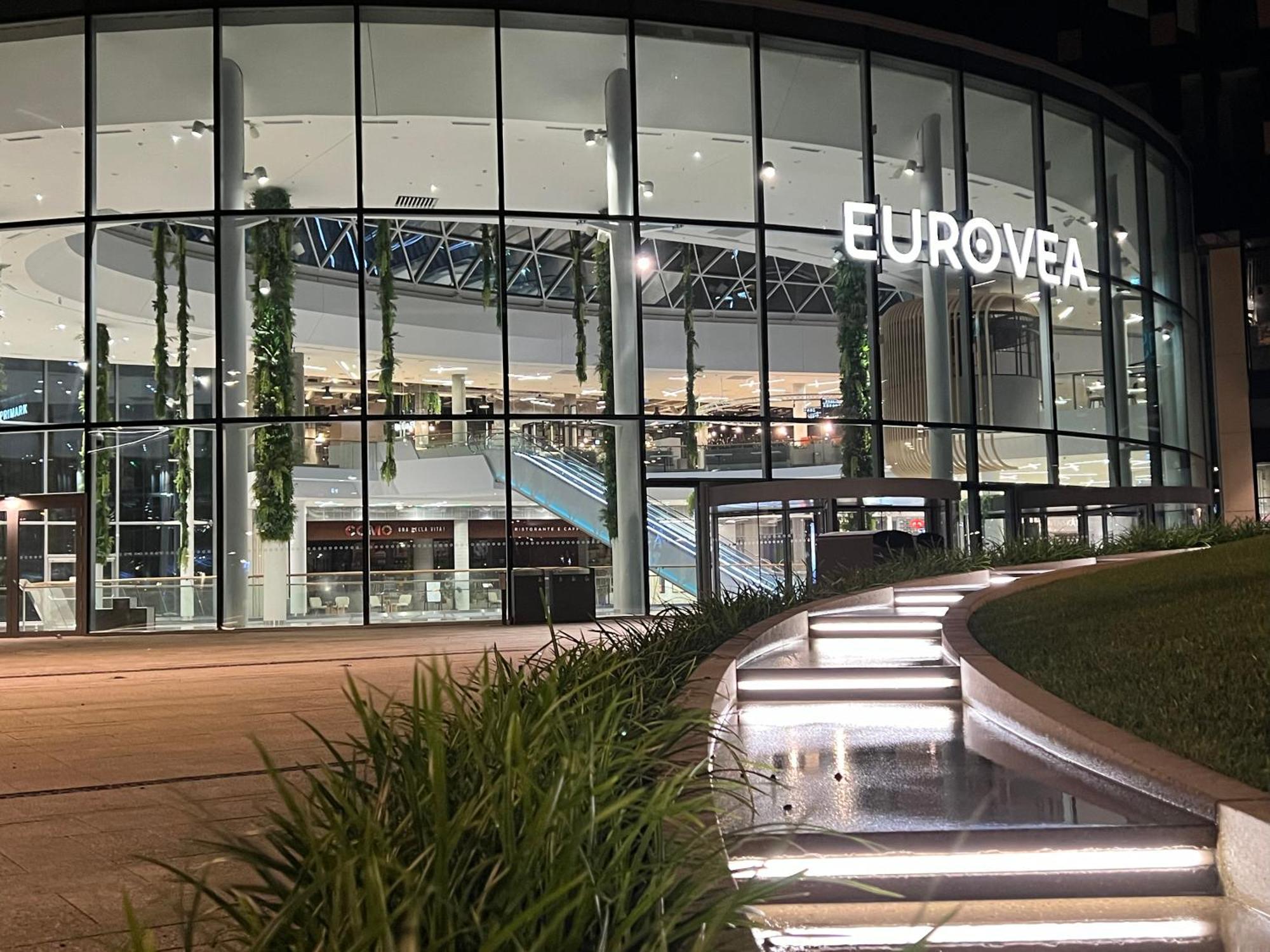 Nikas Eurovea Apartments - Free Parking Bratislava Luaran gambar
